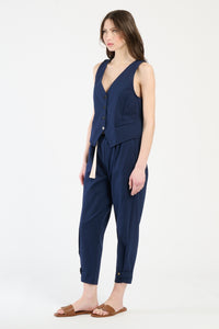 Completo navy su una modella: gilet a bottoni e pantaloni, combinazione 