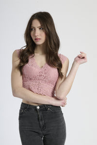  Top corto in pizzo rosa antico, scollatura a V e finitura floreale