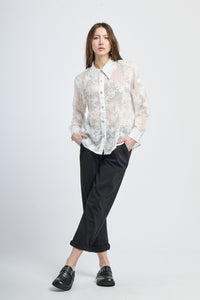 Un vestito biancao elegante in tessuto liscio con maniche lunghe e collo a V.