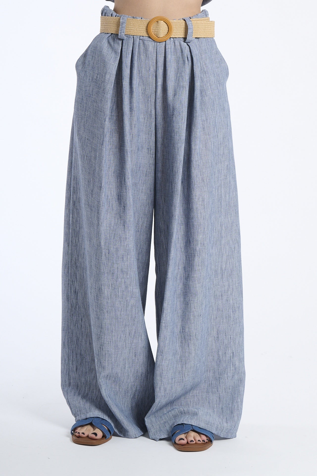 Outfit con pantaloni larghi jeans, ideale per un’uscita informale.