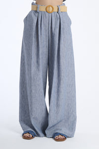 Outfit con pantaloni larghi jeans, ideale per un’uscita informale.