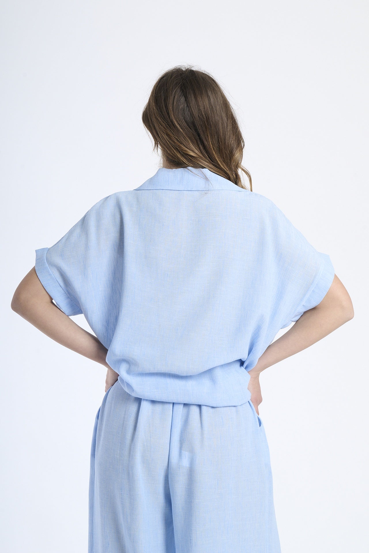 Outfit casual azzurro, camicia a maniche corte con stampa e pantaloni ampi