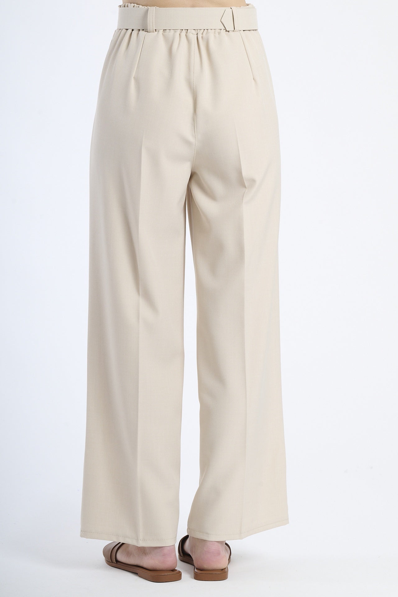 Pantaloni dritti beigi, tessuto morbido, cintura regolabile, perfetti per l’estate.