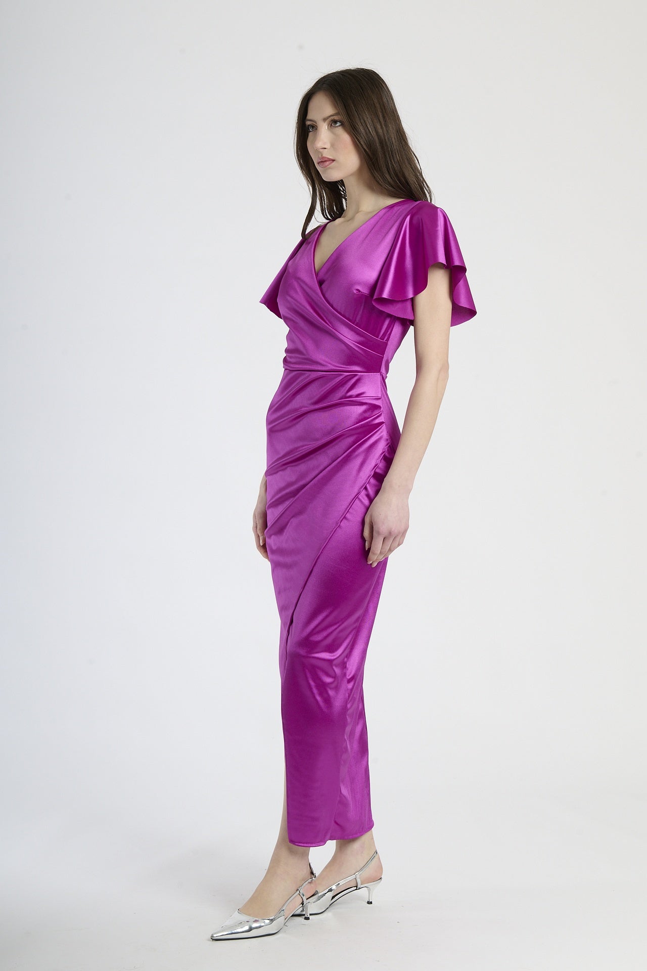 Abito ciliegio in velluto con falda sfilata, abbigliamento dal tocco dolce e affascinante.