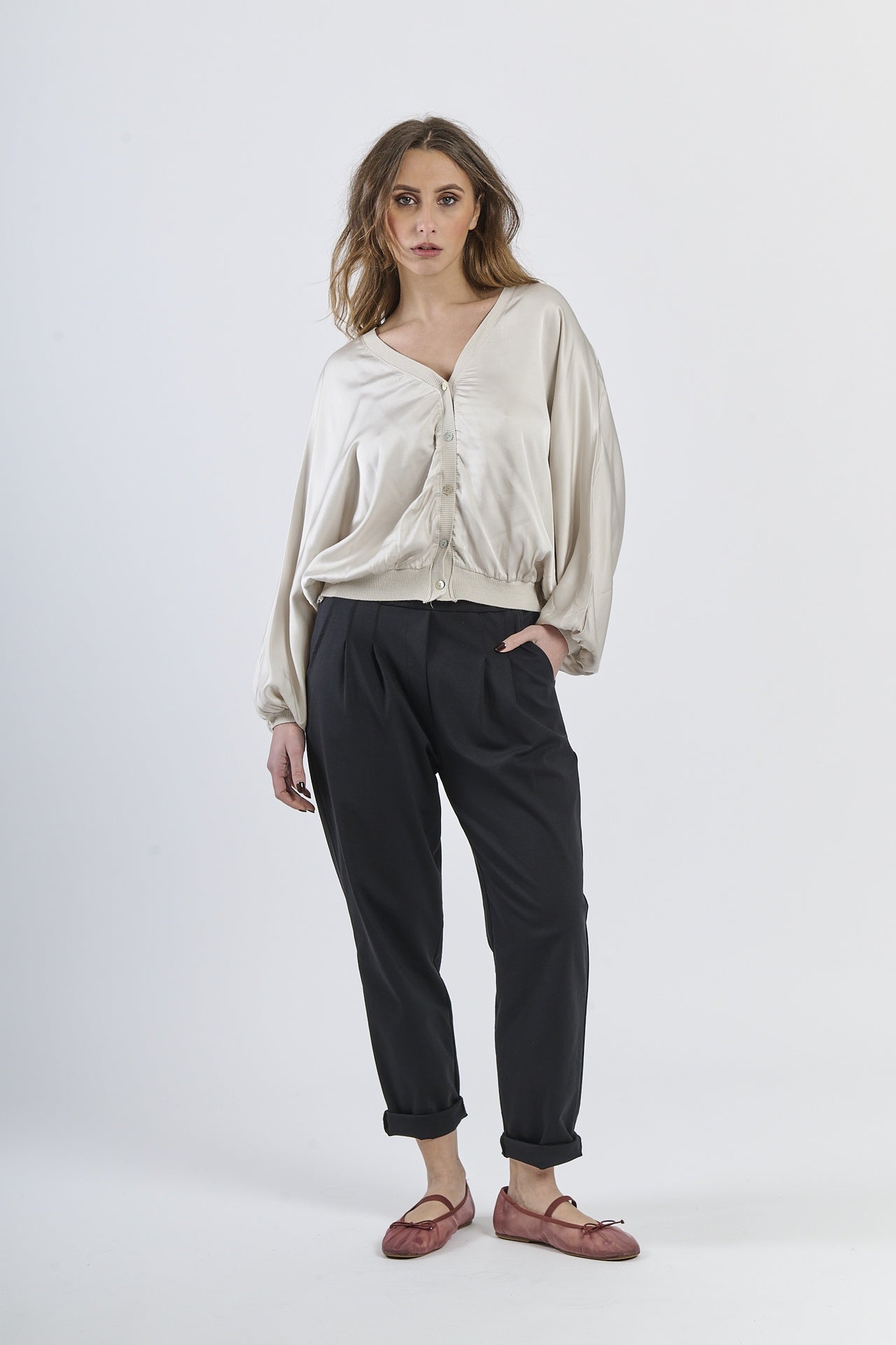 Cardigan beige oversize con maniche ampie e bottoni