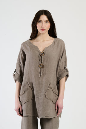 Outfit tabacco in lino, camicetta oversize e pantaloni coordinati, stile ruvido per l’estate.