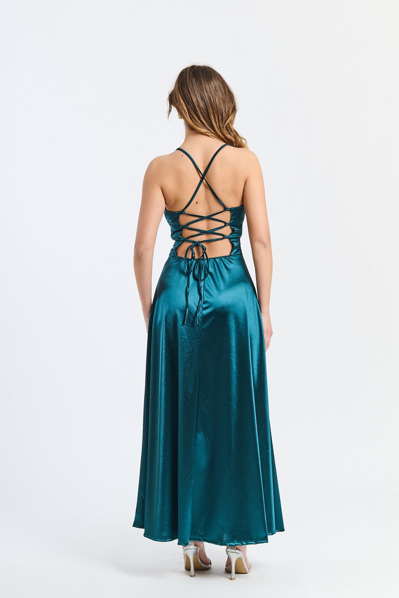 Abito elegante verde.S con raso satinato, spalline sottili e silhouette dritta, perfetto per eventi all’aperto e estivi
