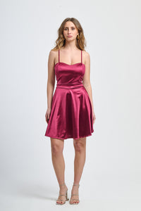 Abito bordo in raso, spalline sottili, intensità russa