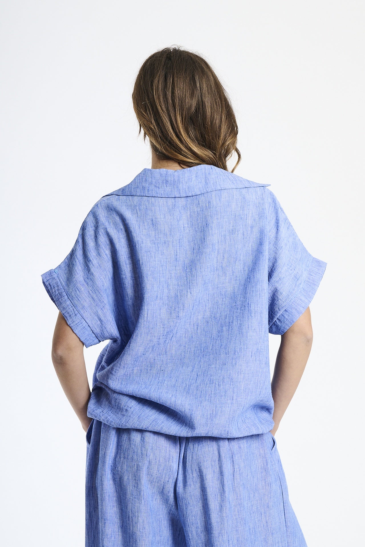 Outfit casual bluette, camicia a maniche corte con stampa e pantaloni ampi