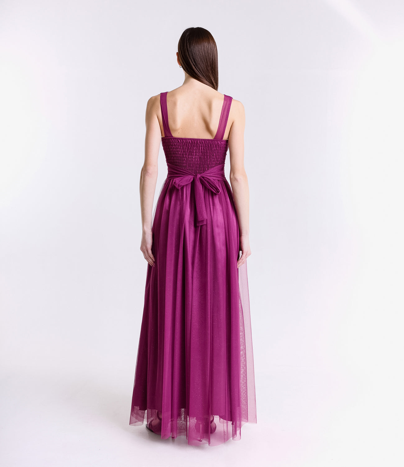 Abito ciliegio con scollo a V, eleganza tenera per formali occasioni