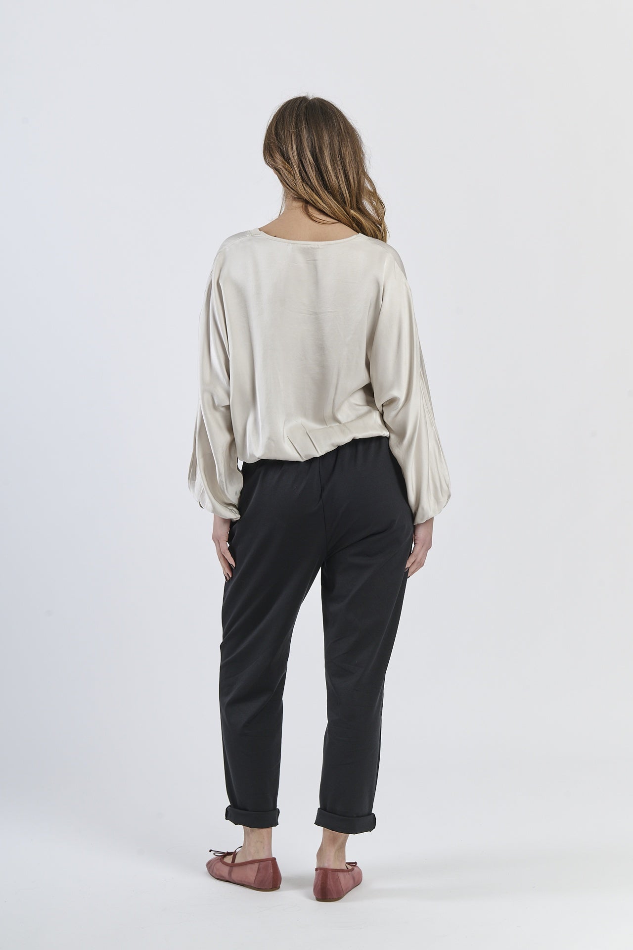 Cardigan beige avvolgente in tessuto fluido