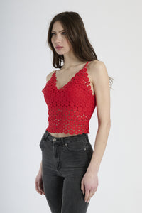 Moda femminile: top rosso a uncinetto, design cropped con bretelle sottili e scollatura a V.