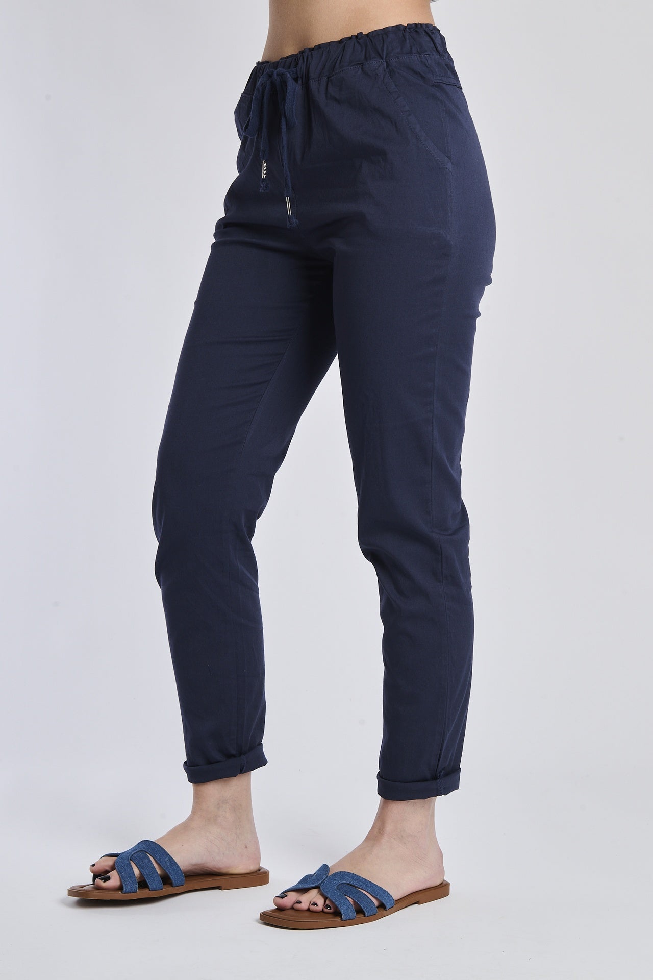 Outfit classico: pantaloni jogger navy in tessuto leggero, design sobrio
