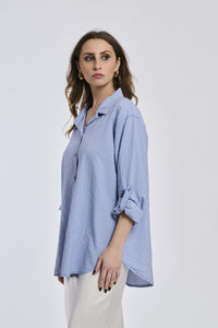 Camicia navy a righe, taglio ampio, comoda e sofisticata.