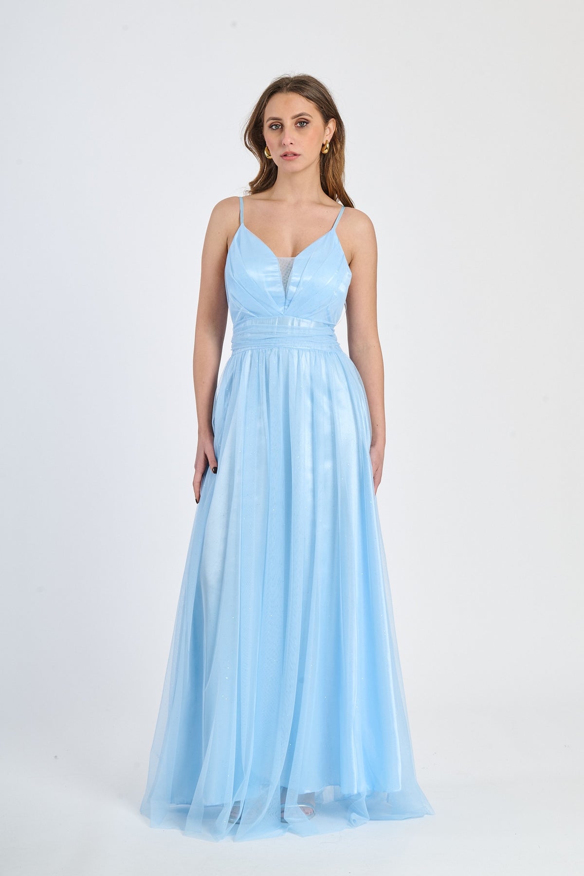 Abito lungo azzurro in tulle leggero, spalline sottili e scollo a V