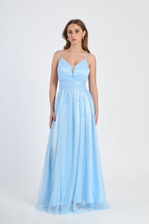 Abito lungo azzurro in tulle leggero, spalline sottili e scollo a V