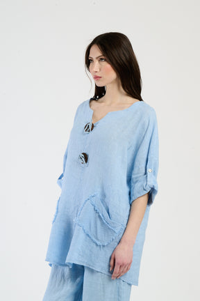 Combinazione azzurra da giorno, top oversize con dettagli di tasche, perfetto per un look bohemien.