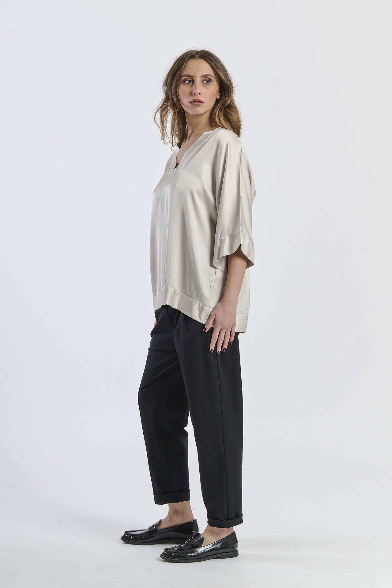 Tunica beige oversize con collo a V e silhouette ampia
