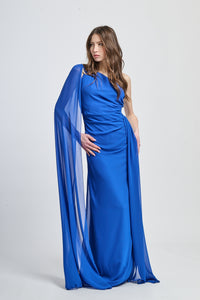 Abito lungo bluette, spalla singola, drappeggio fluido, accessorio decorativo sulla spalla.