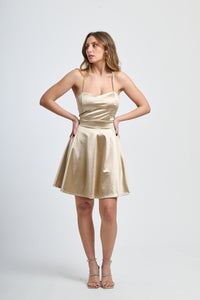 Abito beige satinato, gonna a campana, look raffinato