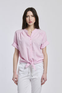 Camicia a righe rosa e bianche da donna, nodo sul petto, che aggiunge un tocco di freschezza e allegria.