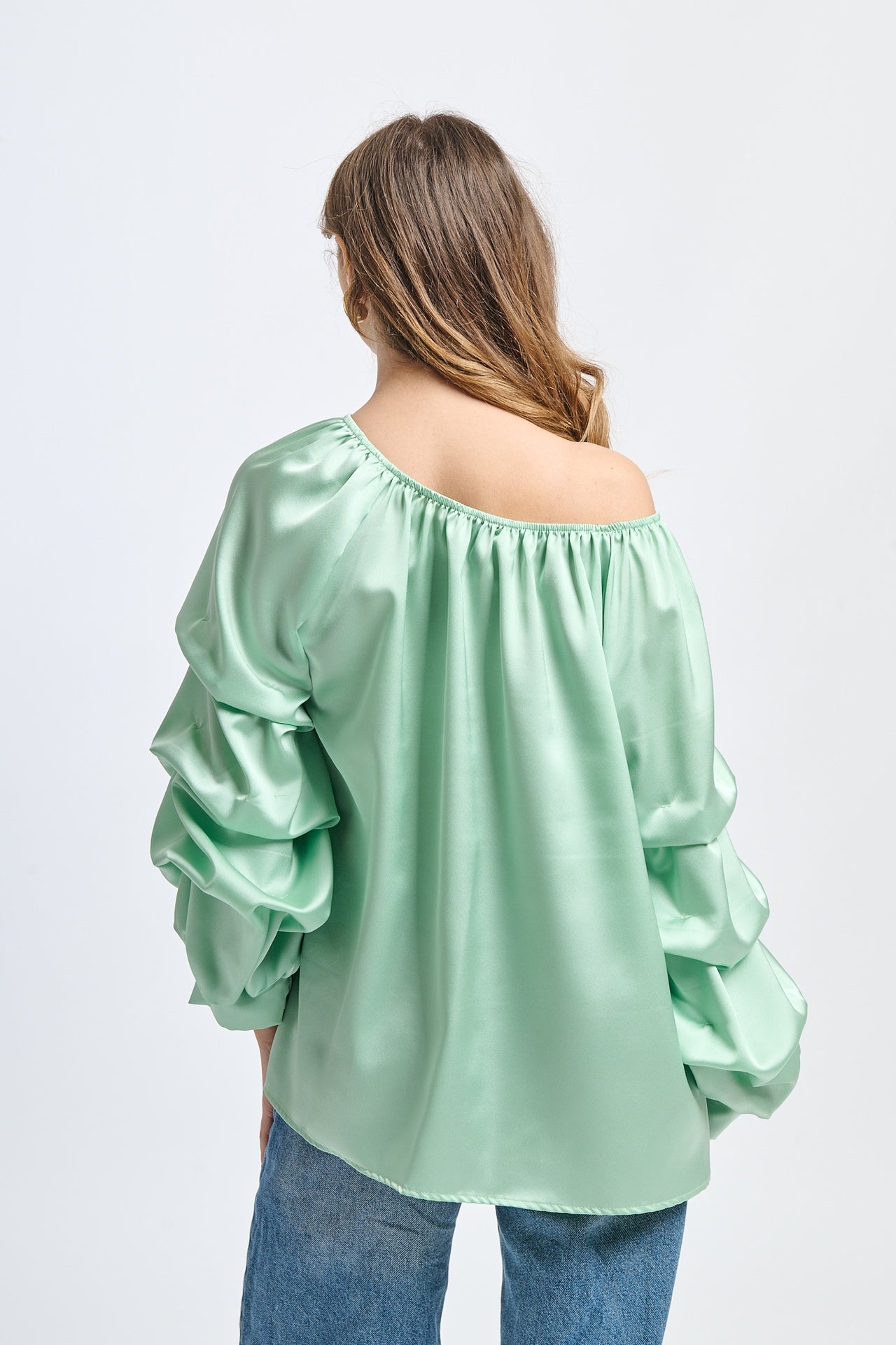 Blusa verde menta in seta, spalle scoperte, maniche volanti, atmosfera rinfrescante