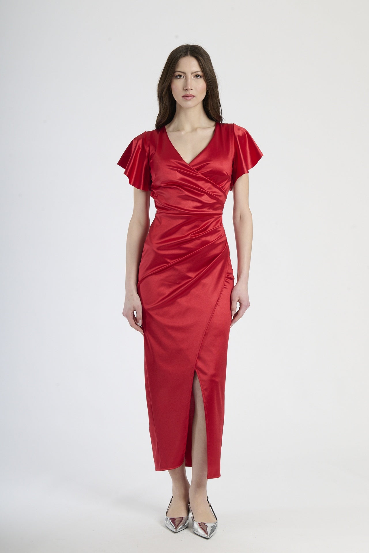 Outfit con abito rosso lungo, perfetto per un look memorabile e dal sapore Hollywood.