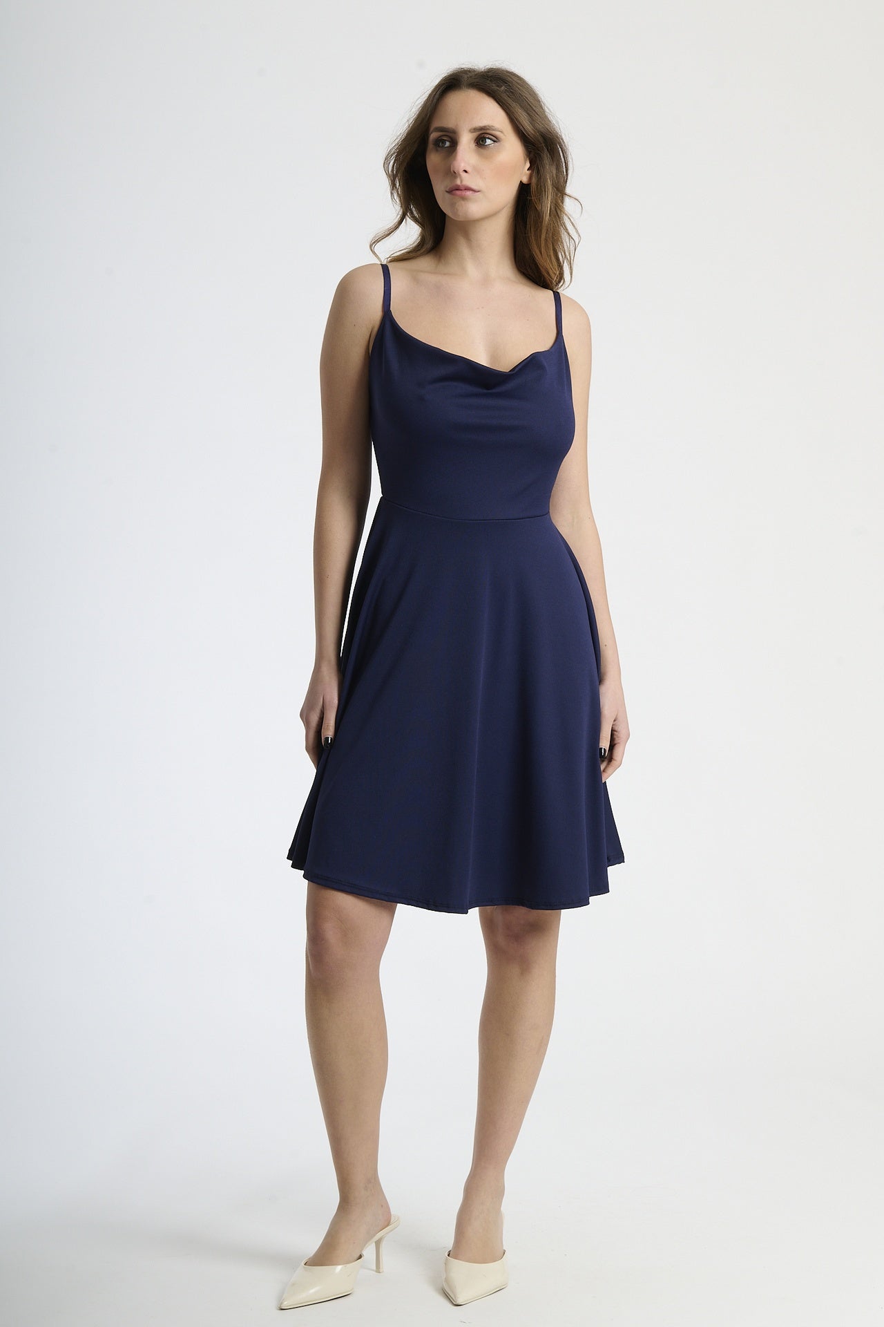 Abito corto con bretelle sottili, taglio a campana in colore navy