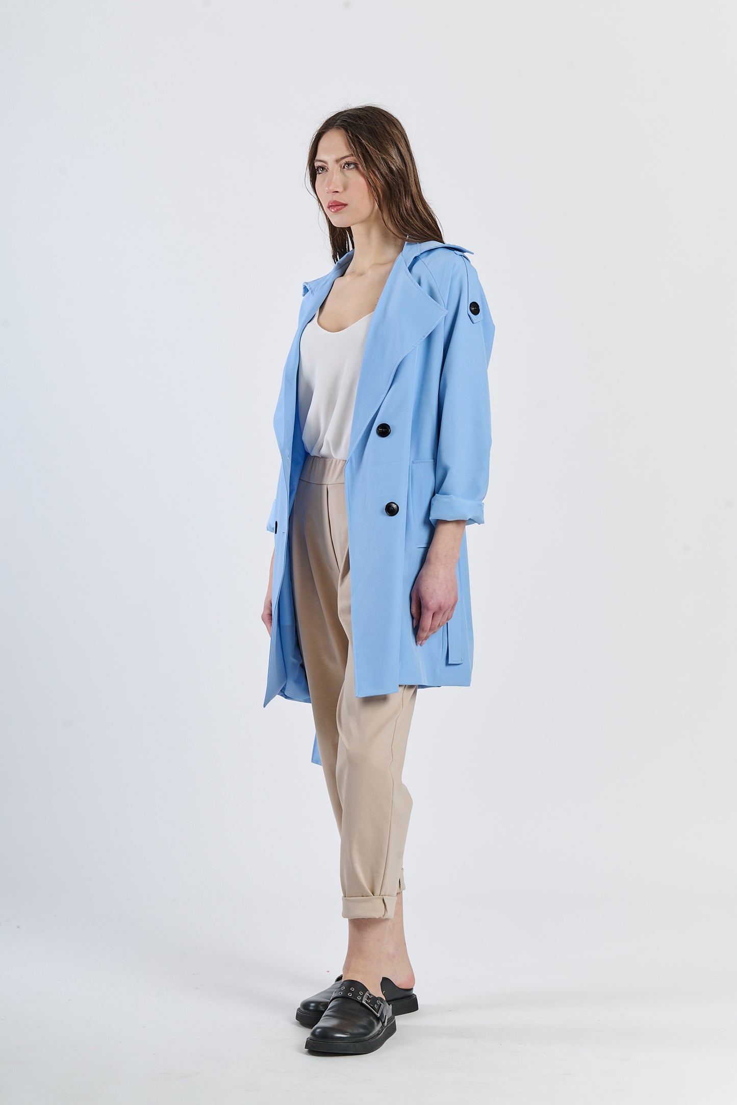 Trench azzuro con cuciture contrastanti, design moderno per l’estate.