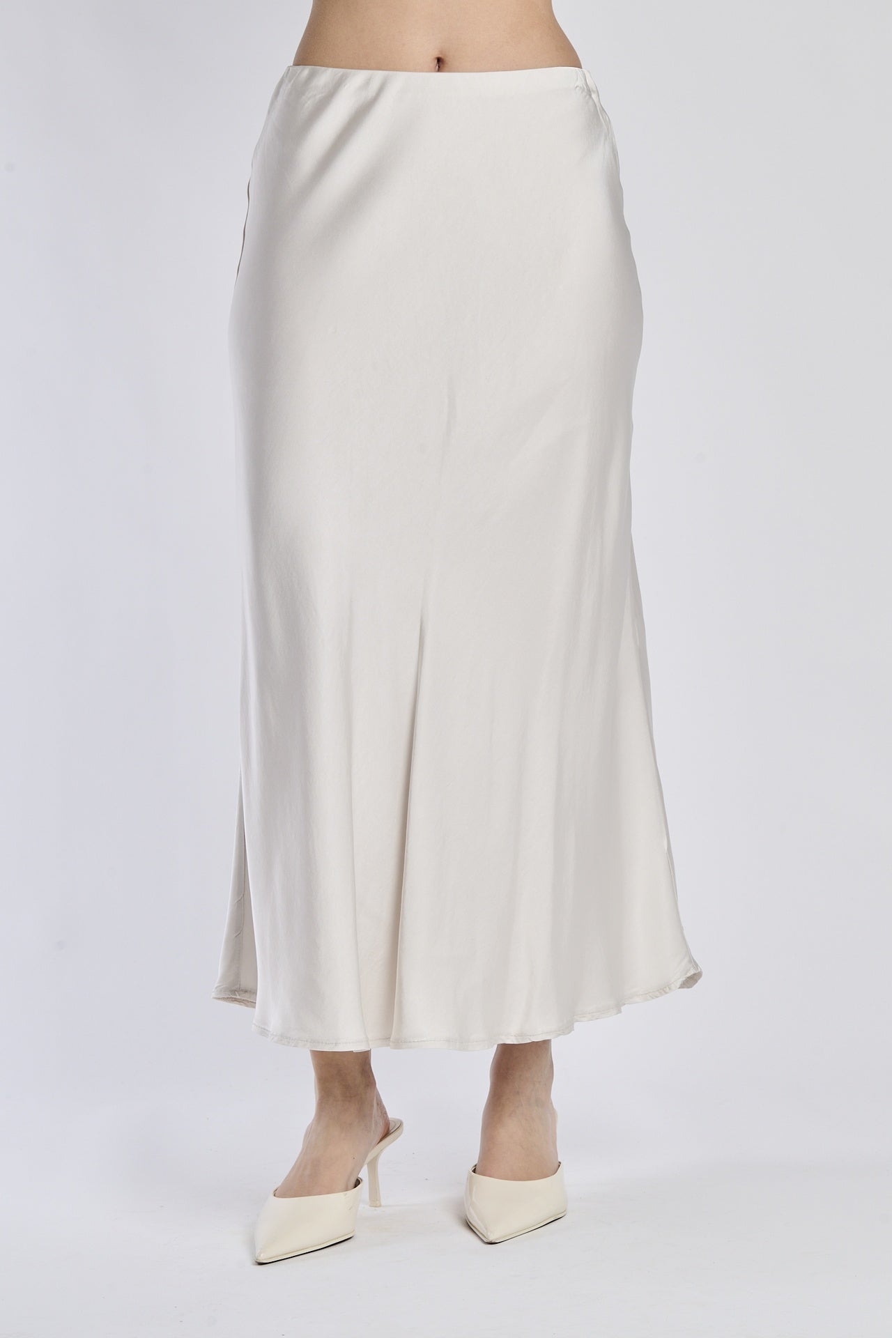 Gonna lunga beige in raso, abbinata a ballerine argentate