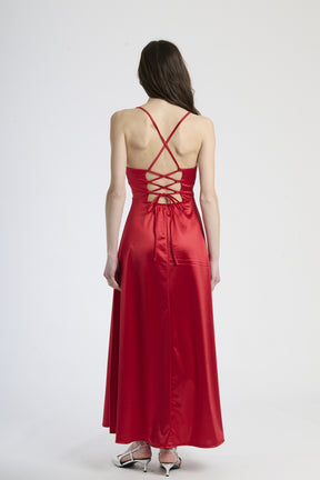 Vestito audace rosso in raso, taglio maxi con spalline sottili, ideale per eventi formali.