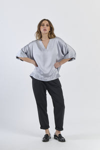 Tunica grigio chiaro in tessuto leggero