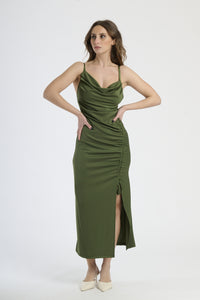 Moda femminile: abito militare elegante, taglio lungo con bretelle sottili e dettagli ruches.