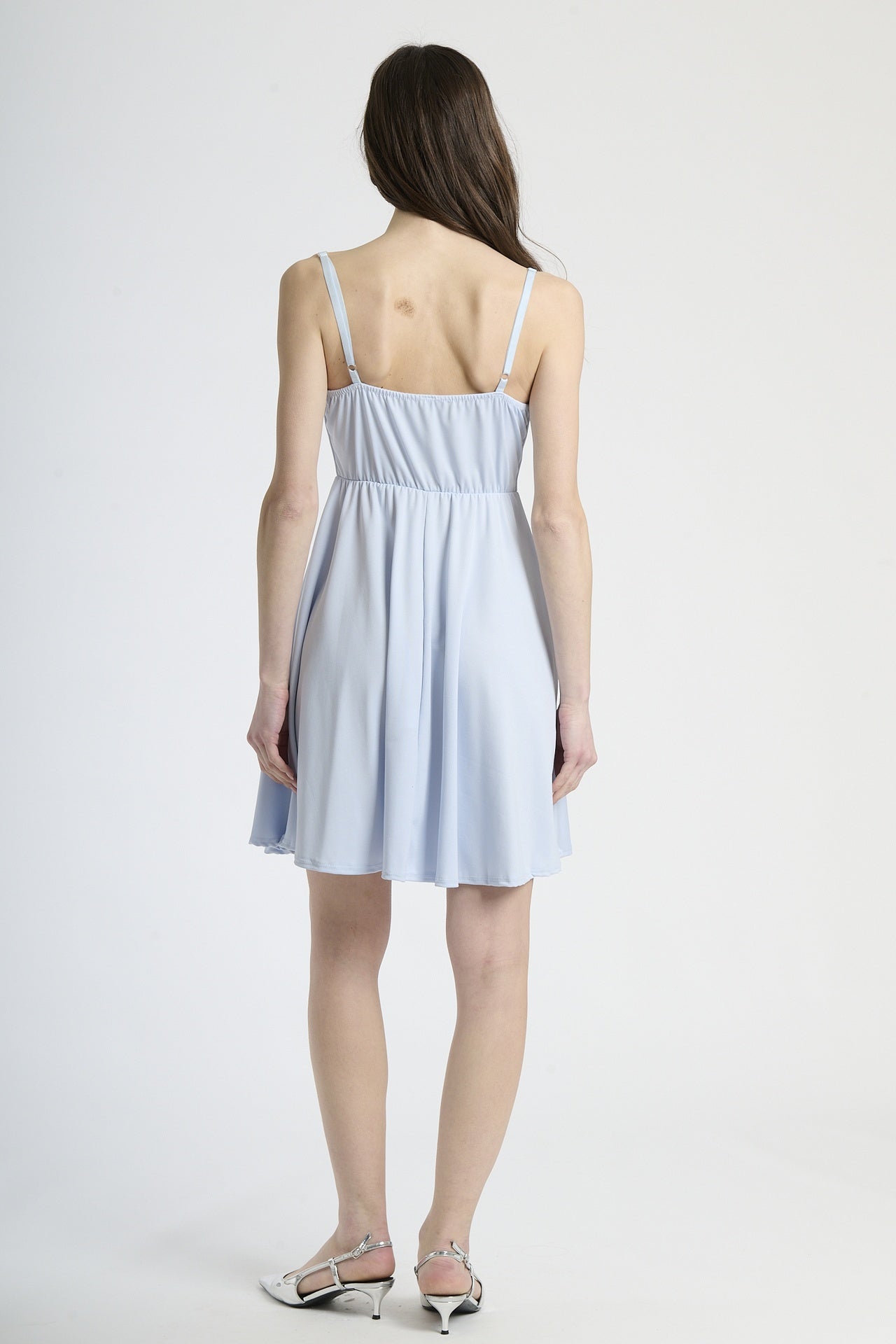 Vestito elegante azzurro, silhouette slim con scollatura a V e fianchi svasati