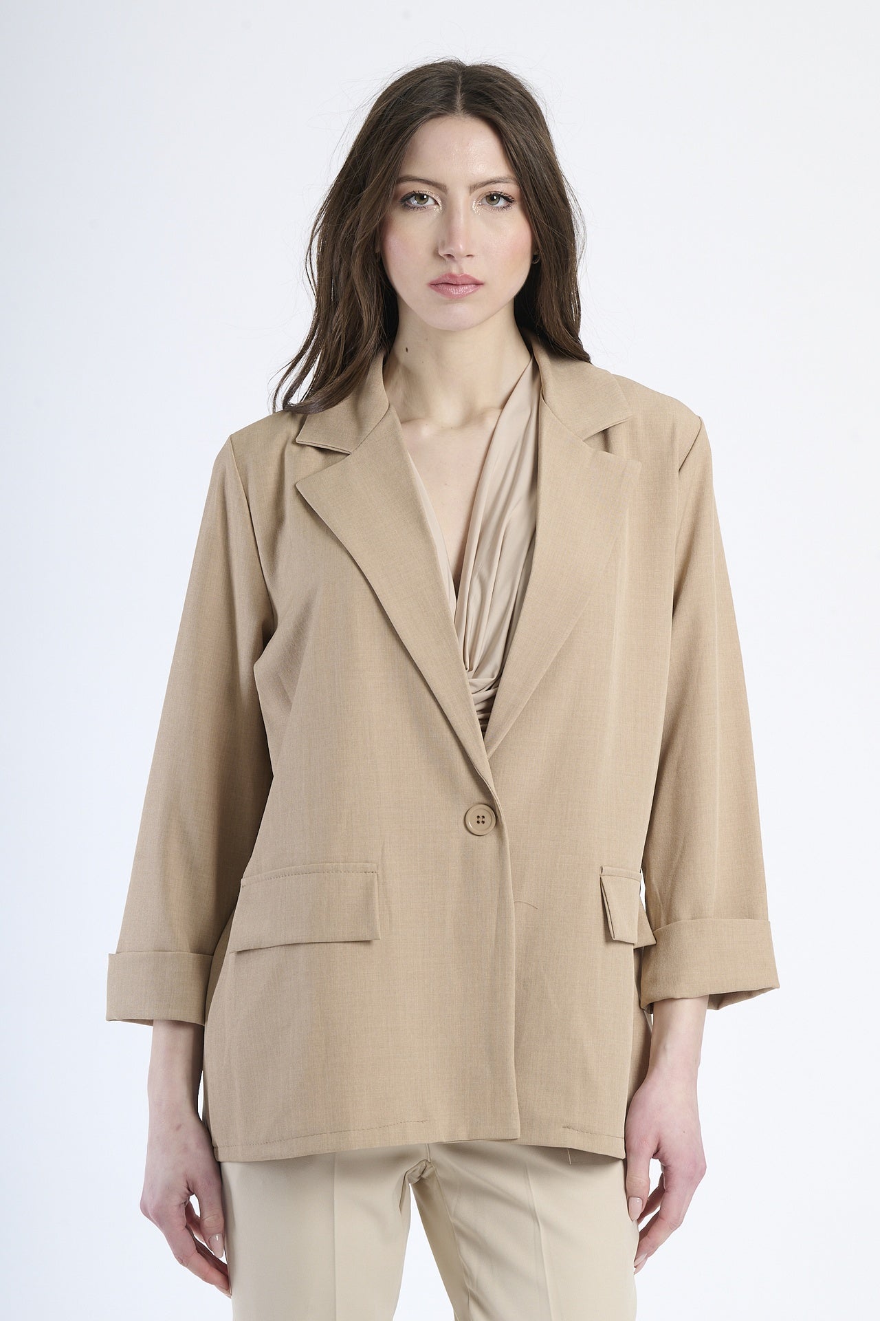 Blazer tabacco su figura, esempio di moda retrò e accesa.