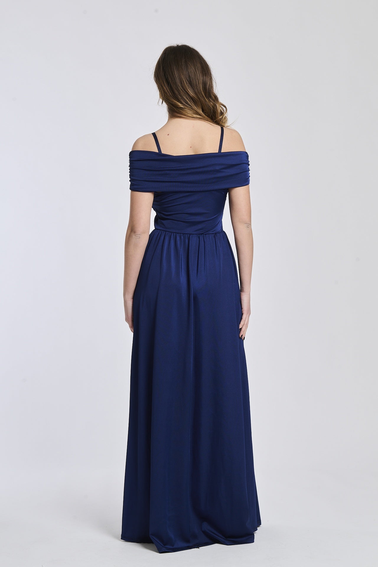 Abito navy a spalline scollate, tessuto opaco, fascia in vita che crea un contrasto elegante.