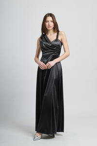 Abito elegante nero, tessuto satinato con drappaggi sexyc