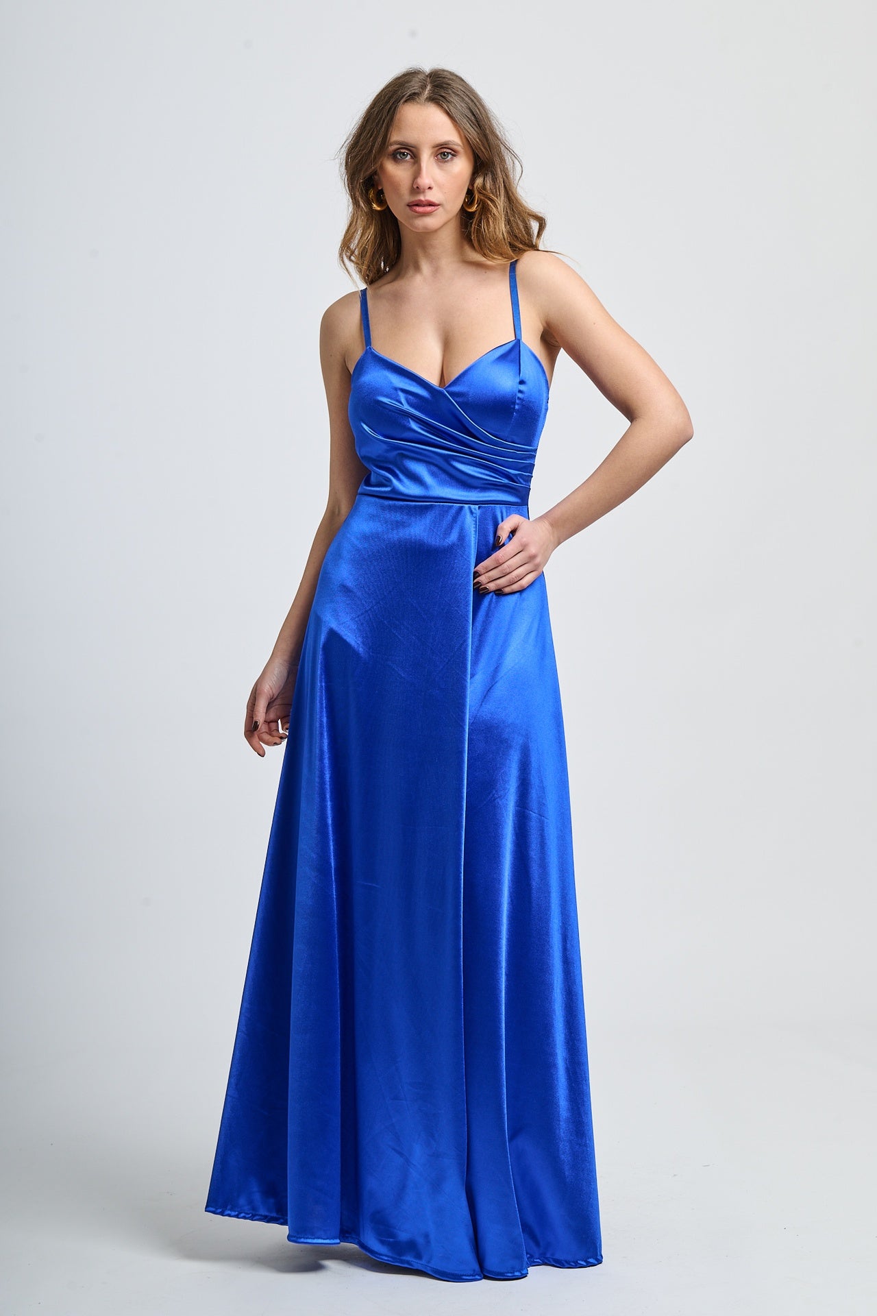 Abito da sera bluette, tessuto lustrato con dettagli plissé e silhouette slim