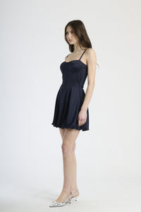 Abito eterno navy, perfetto per eventi formali e look raffinati.