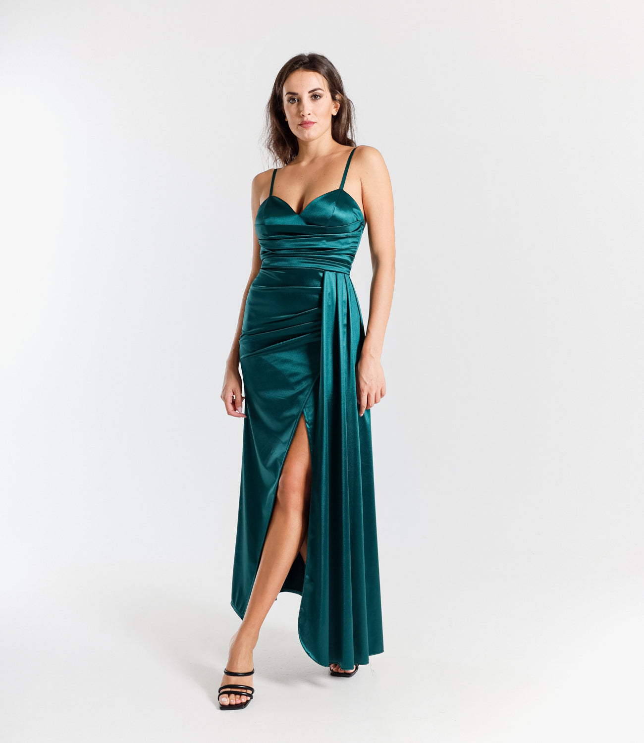 Abito lungo verde.S in raso naturale, spalline sottili e scollatura a V profonda, design rinfrescante