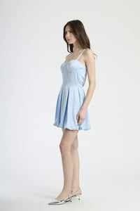 Abito elegante azzurro, perfetto per eventi estivi e look freschi.