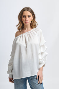 Blusa bianca in seta, spalle scoperte, maniche volanti, atmosfera luminosa