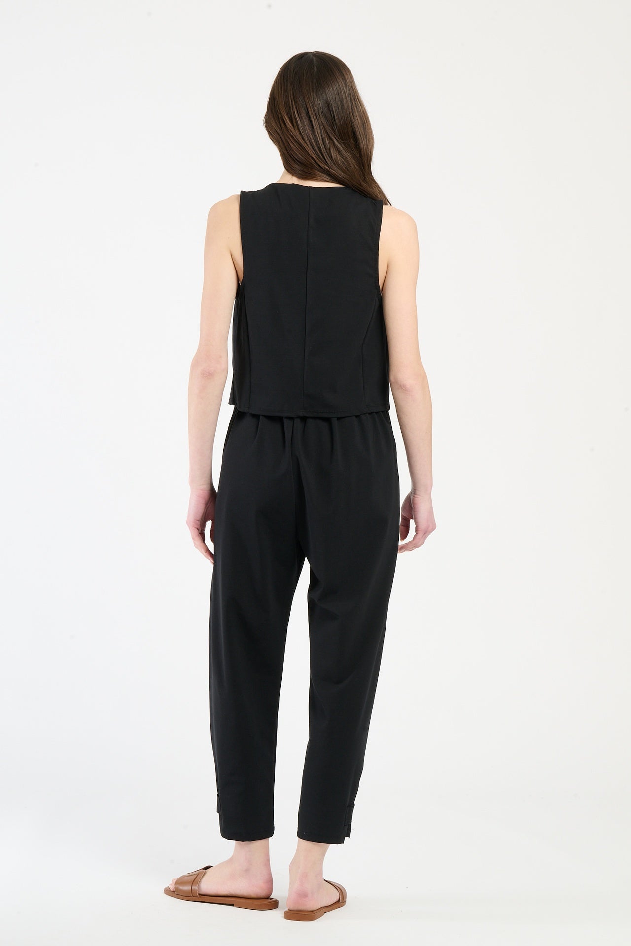 Donna con completo nero: gilet e pantaloni, eleganza atemporale