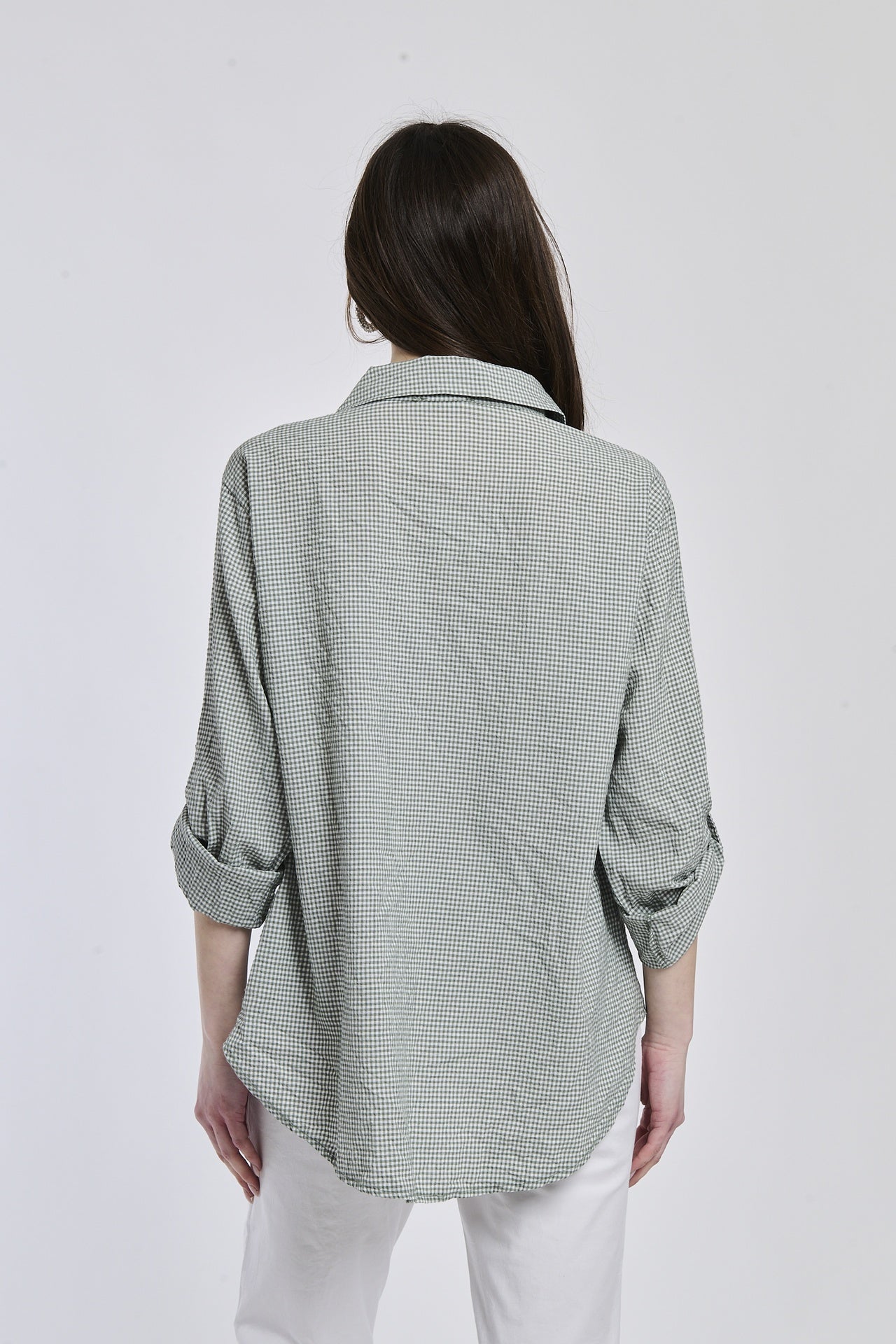 Camicia oversize militare, stile rustico, bottoni frontali, maniche arrotolate.