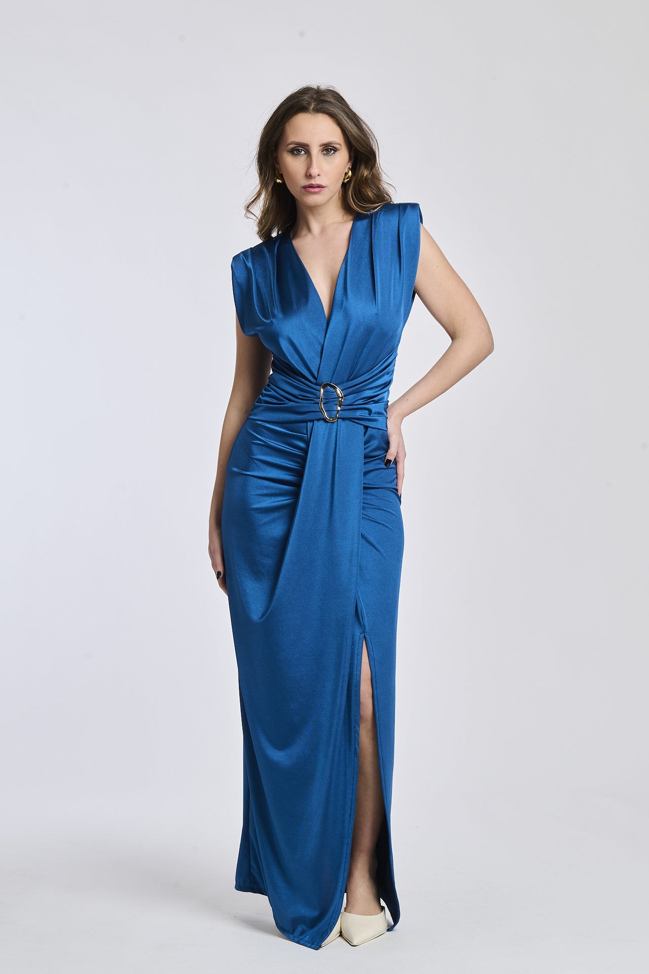 Vestito lungo Ottanio, tessuto lustrato, scollatura V, senza maniche e fascia in vita raffinata.