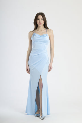 Moda femminile: abito azzurro in tessuto leggero, design con spalline sottili e colletto avvolgente.