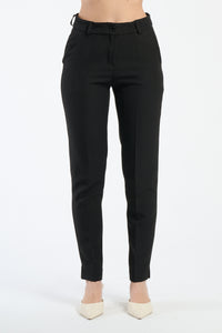 Pantaloni neri da donna, atemporali e perfetti per ogni occasione.