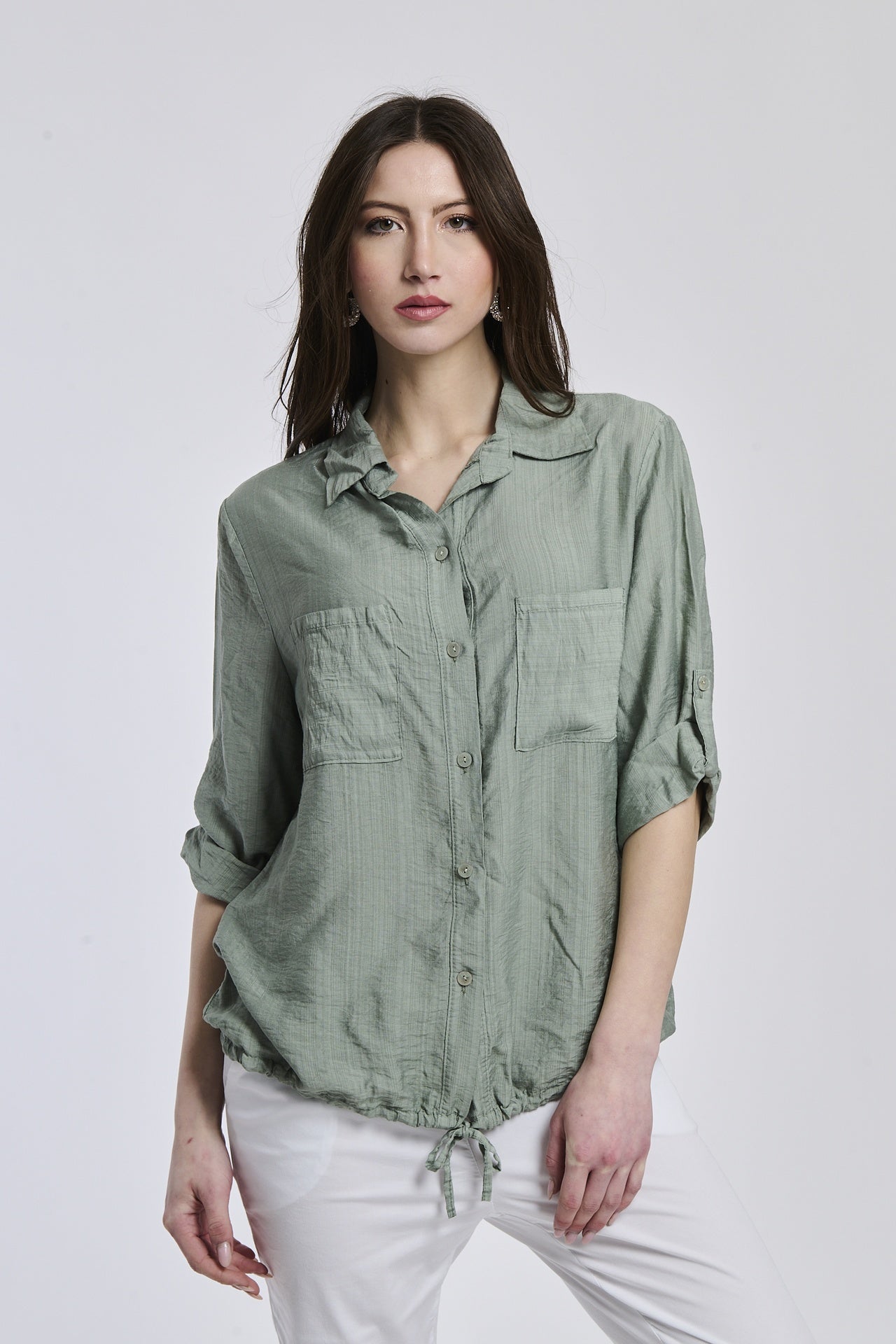 Camicia da donna di colore militare, con uno stile rustico e trendy, perfetta per un look urbano.