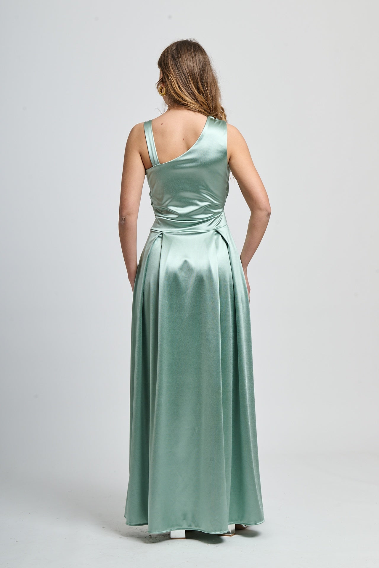 Abito elegante salvia, tessuto satinato con drappaggi sobri