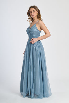 Abito formale grigio con taglio classico, ideale per occasioni eleganti
